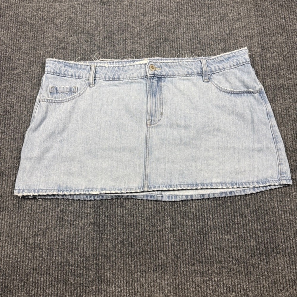 Hollister Light Wash Denim Mini Skirt Raw Hem Distressed W35 (Measures 43"W)